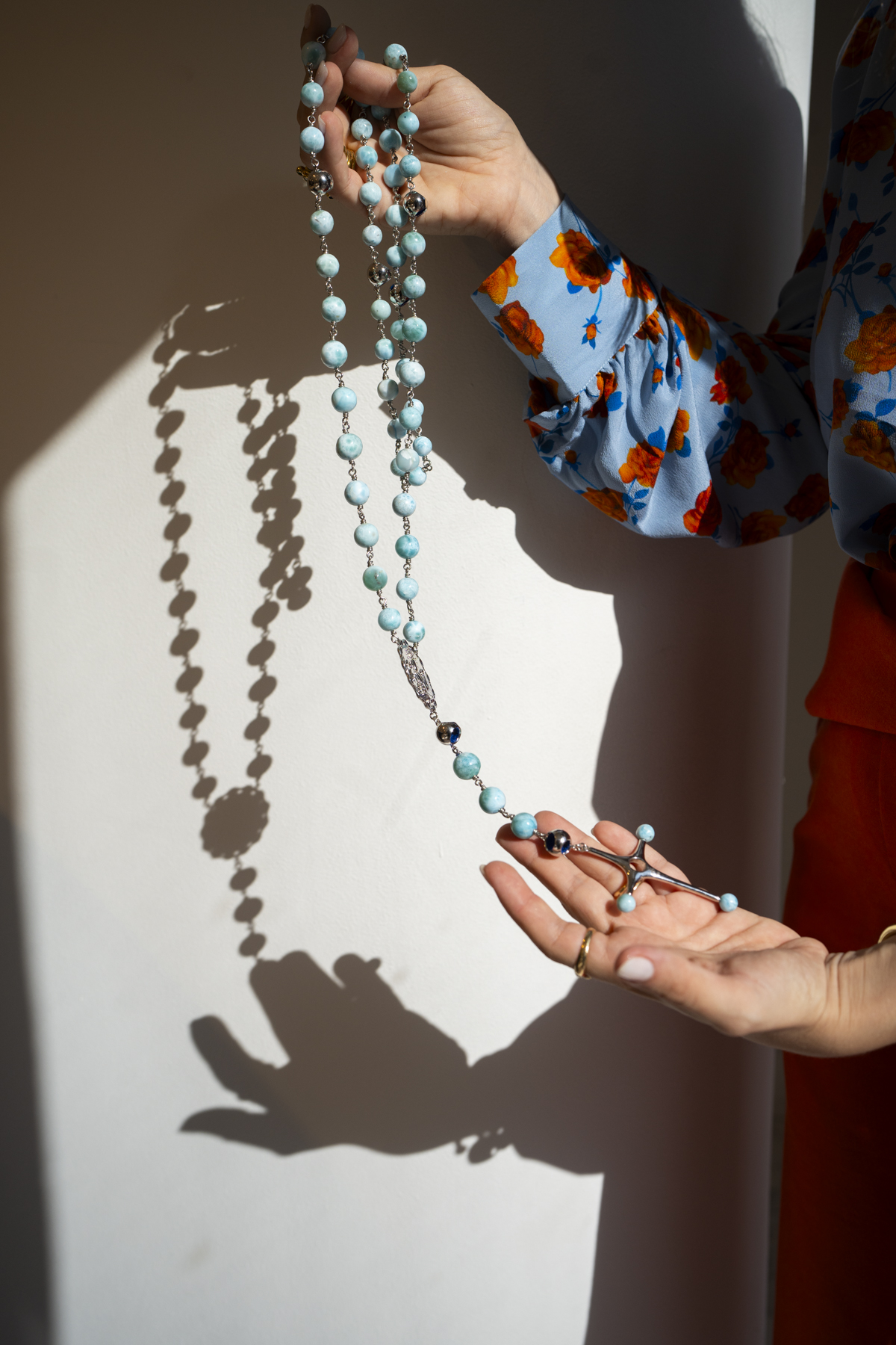 Mónica Varela: la diseñadora que confeccionó el rosario de larimar del Papa Francisco